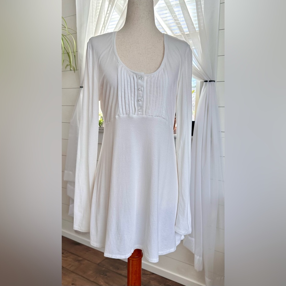 Boston Proper White long-sleeve tunic-length top. 
Size: Medium